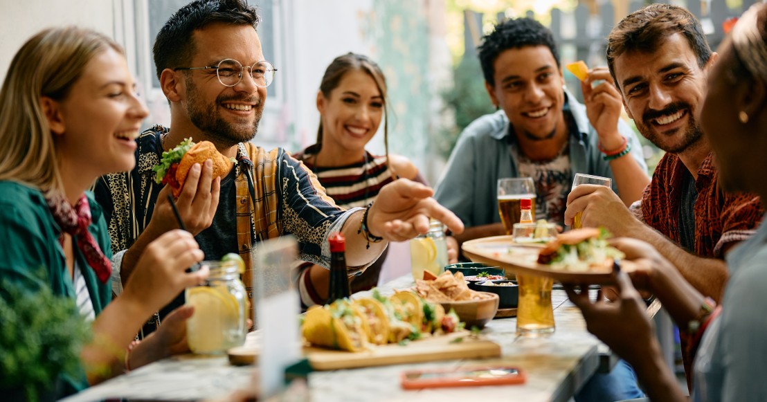 Repas entre amis pour faire baisser le stress