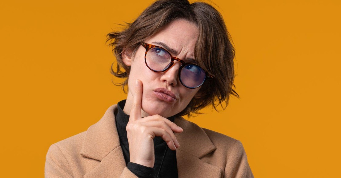 Femme qui stimule sa mémoire 