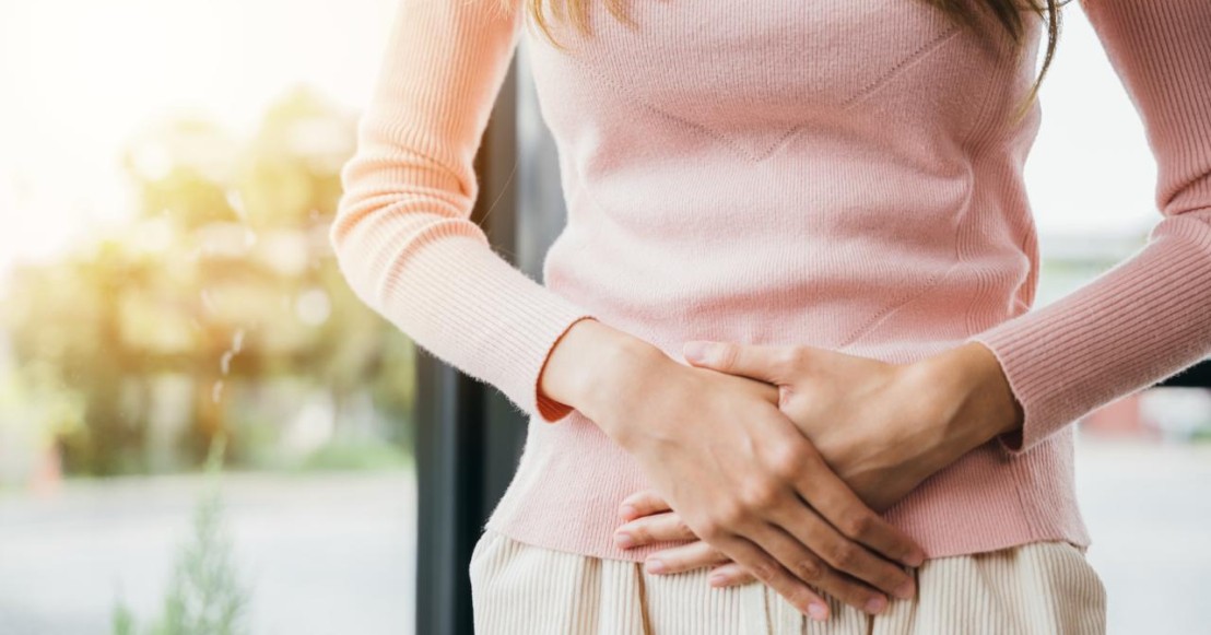 Jeune femme qui souffre de ses règles et qui se touche le ventre