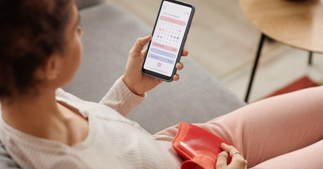 femme qui regardent son calendrier de son cycle menstruel