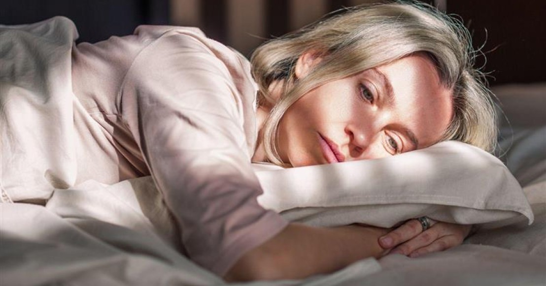 Femme fatiguée par le syndrome prémenstruel