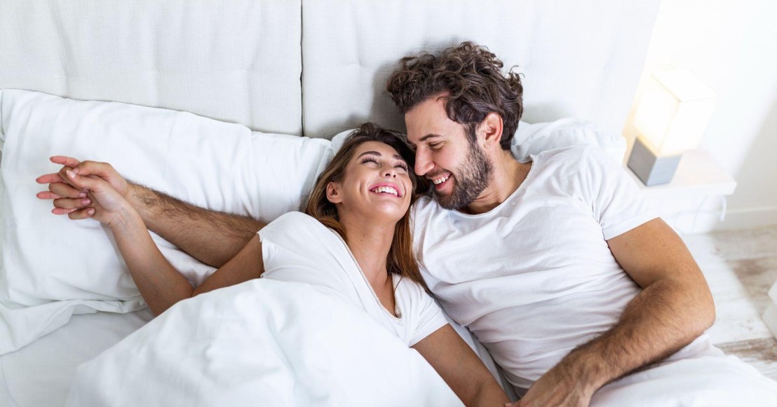 Jeune femme dans une chambre avec son compagnon