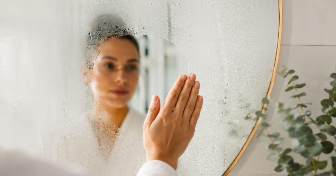 Femme en peignoir dans sa salle de bain
