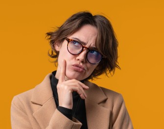 Femme qui stimule sa mémoire 