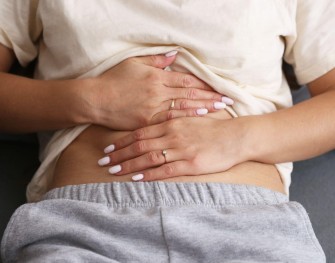 Femme qui a mal pendant ses règles
