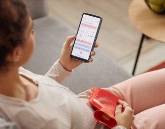 femme qui regardent son calendrier de son cycle menstruel