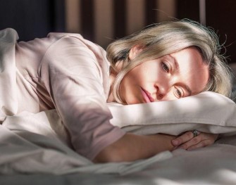 Femme fatiguée par le syndrome prémenstruel