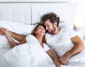 Jeune femme dans une chambre avec son compagnon