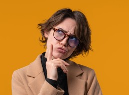 Femme qui stimule sa mémoire 