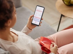 femme qui regardent son calendrier de son cycle menstruel