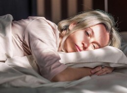 Femme fatiguée par le syndrome prémenstruel