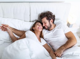 Jeune femme dans une chambre avec son compagnon