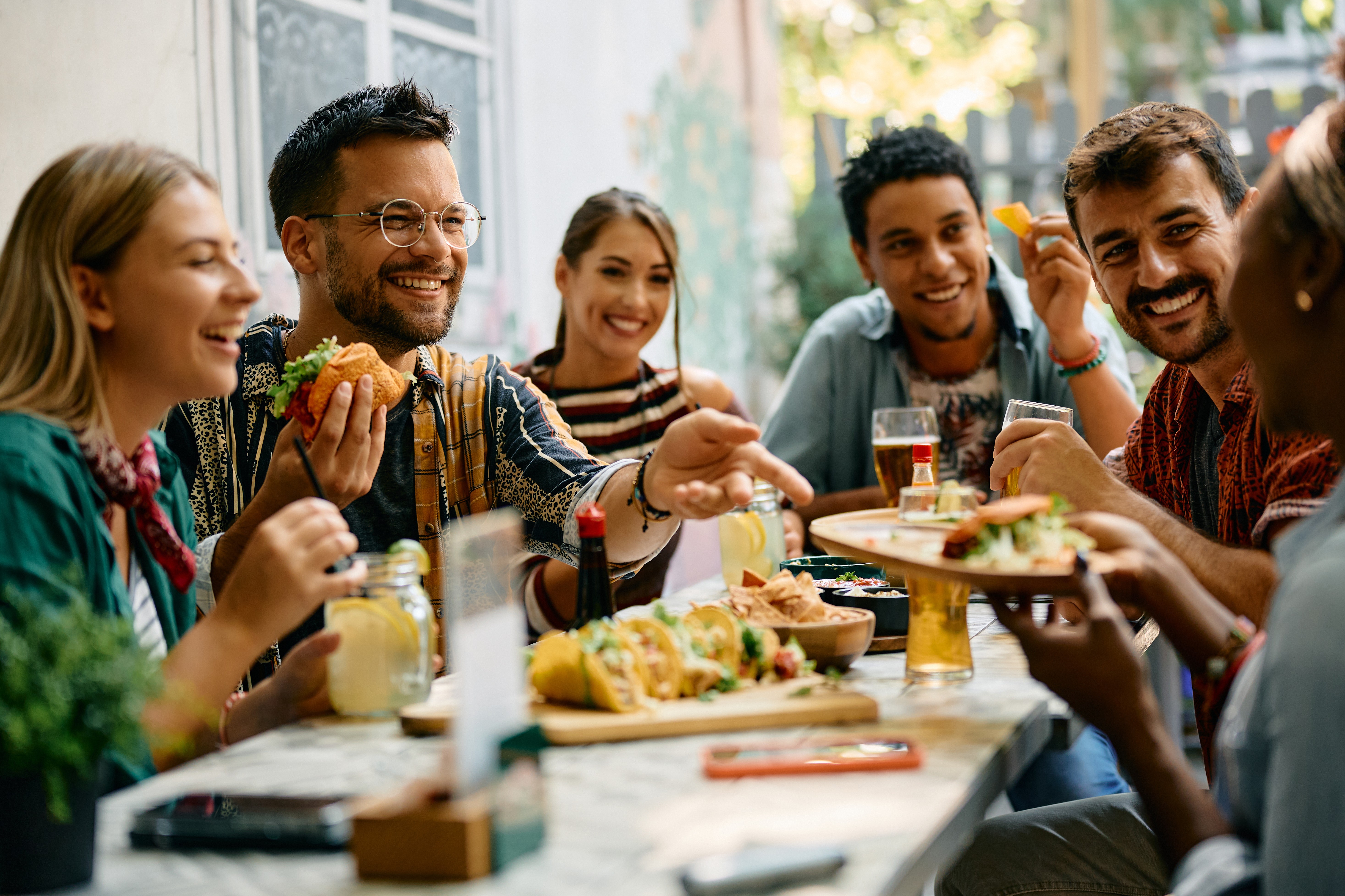 Repas entre amis pour faire baisser le stress