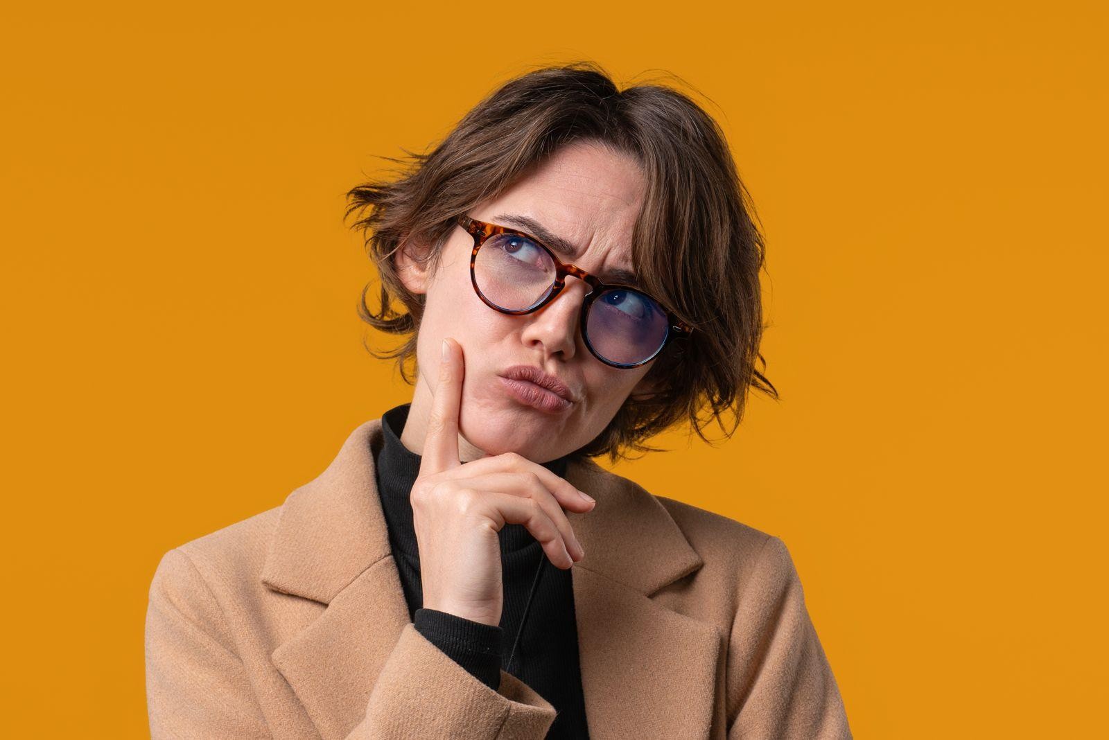 Femme qui stimule sa mémoire 