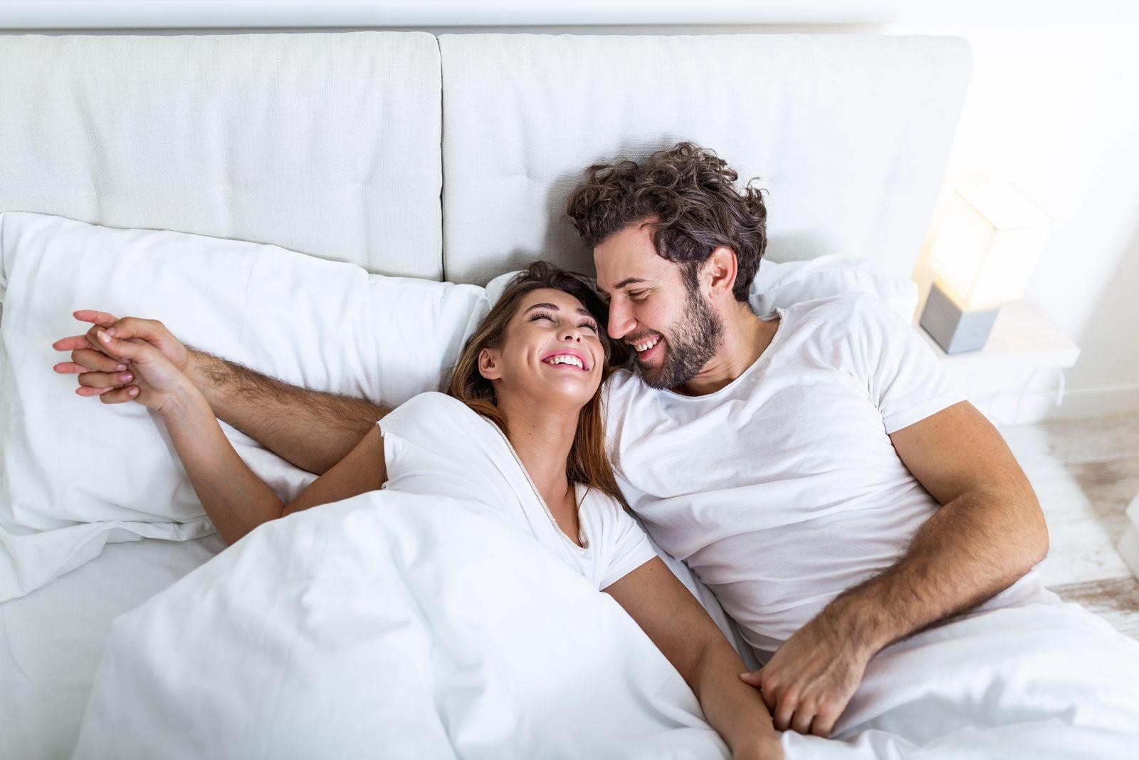 Jeune femme dans une chambre avec son compagnon